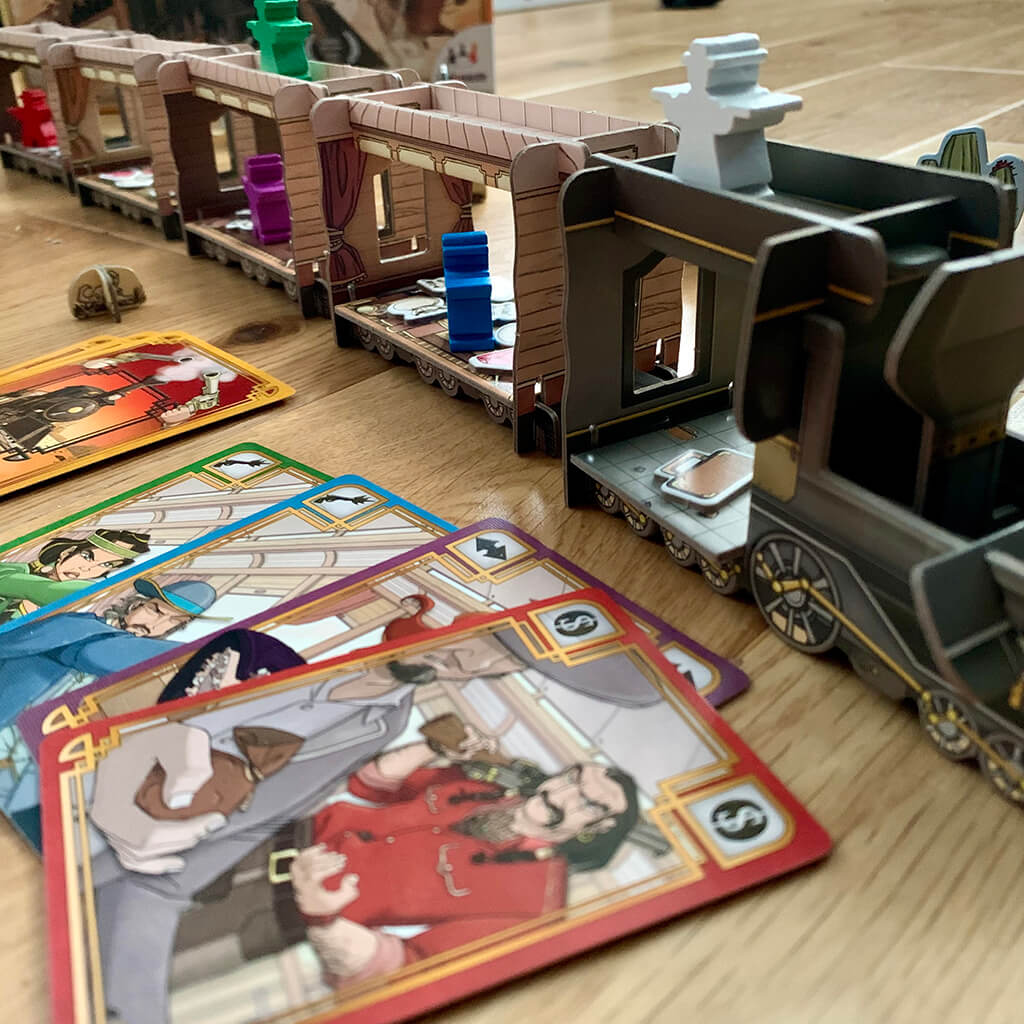 Colt Express Joyeux 10e Anniversaire – Erweiterungsbox Mit 2 Neuen Waggons, 2 Banditen & Holzspielsteinen, Benötigt Grundspiel Colt Express Joyeux 10e Anniversaire – Erweiterungsbox Mit 2 Neuen Waggons, 2 Banditen & Holzspielsteinen, Benötigt Grundspiel